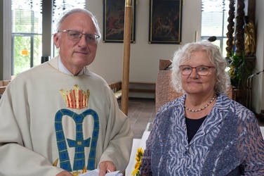 Maria Hetterich dankt Pfarrer Franz Schmitt